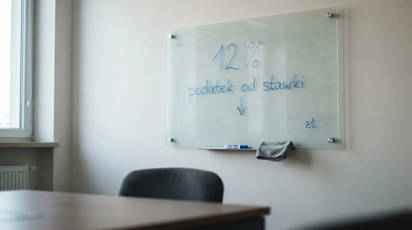 Szklana tablica suchościeralna w pustej sali konferencyjnej, lekko zakurzona, obok leży niebieski pisak.